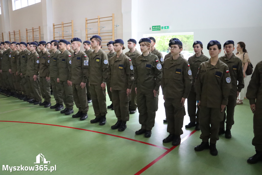Fotorelacja: Pokaz Musztry Paradnej w wykonaniu uczniów Kwiatkowskiego w Myszkowie