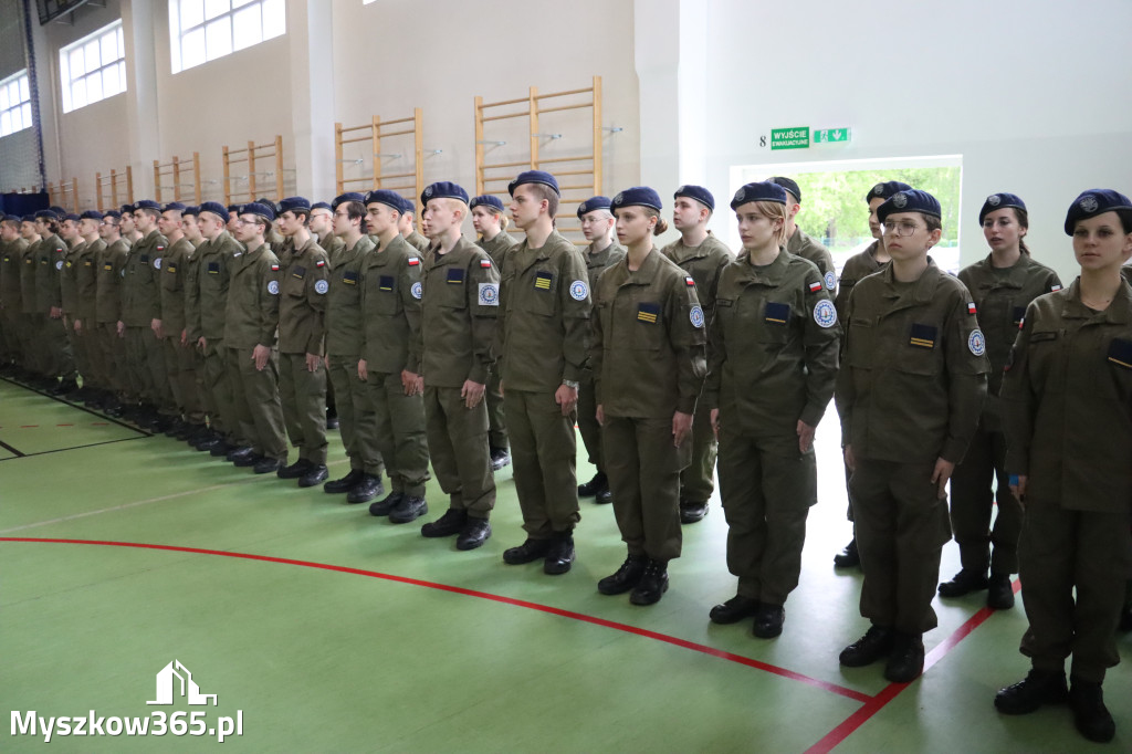 Fotorelacja: Pokaz Musztry Paradnej w wykonaniu uczniów Kwiatkowskiego w Myszkowie