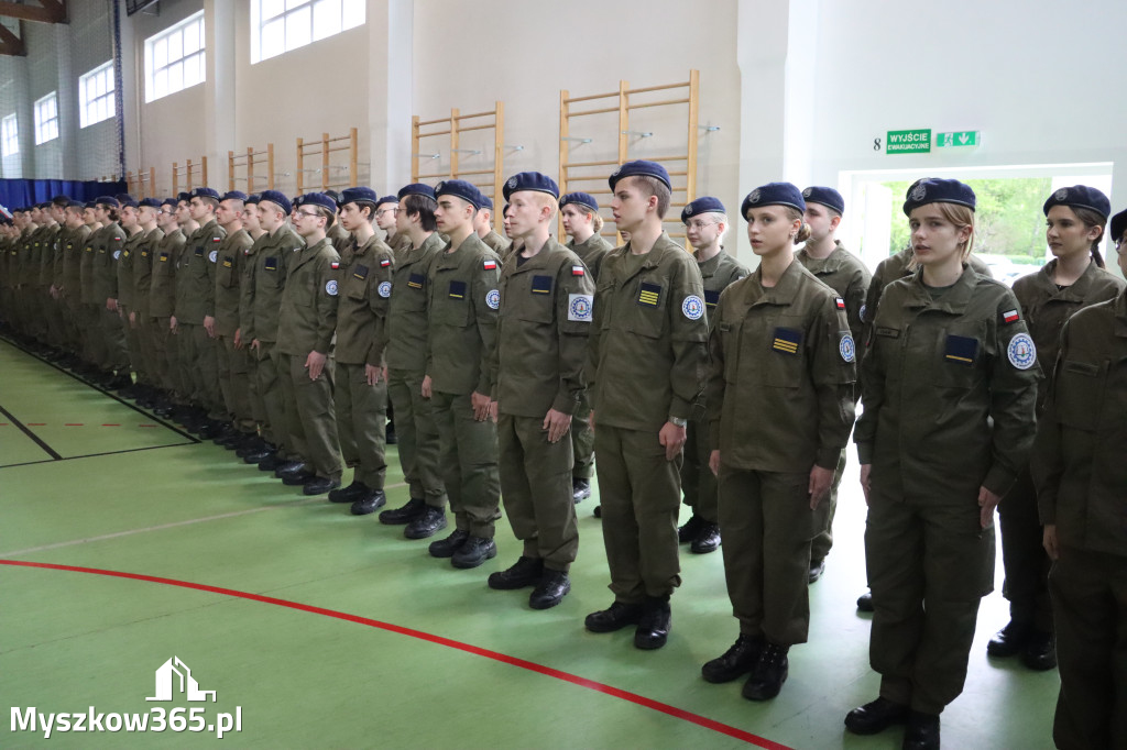 Fotorelacja: Pokaz Musztry Paradnej w wykonaniu uczniów Kwiatkowskiego w Myszkowie