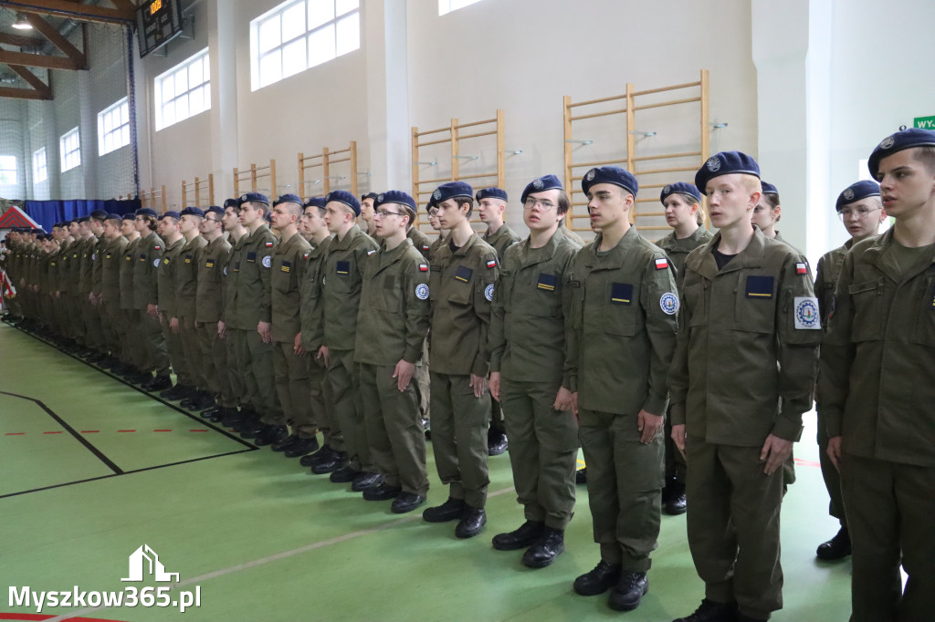Fotorelacja: Pokaz Musztry Paradnej w wykonaniu uczniów Kwiatkowskiego w Myszkowie