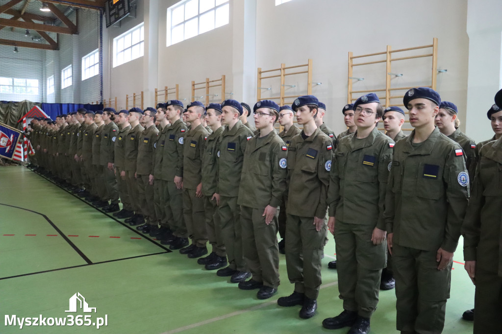 Fotorelacja: Pokaz Musztry Paradnej w wykonaniu uczniów Kwiatkowskiego w Myszkowie