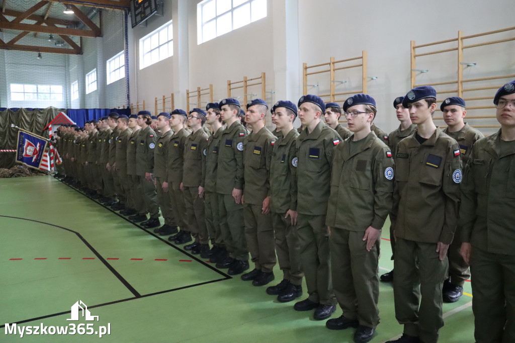 Fotorelacja: Pokaz Musztry Paradnej w wykonaniu uczniów Kwiatkowskiego w Myszkowie