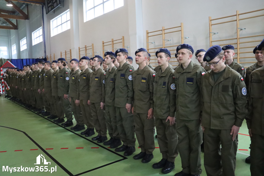 Fotorelacja: Pokaz Musztry Paradnej w wykonaniu uczniów Kwiatkowskiego w Myszkowie
