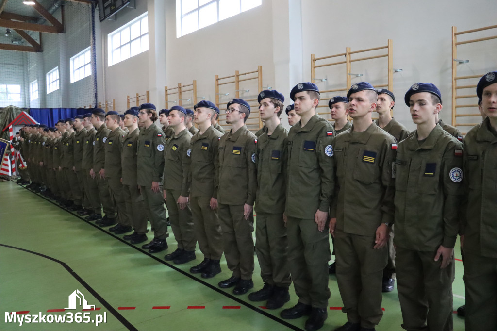 Fotorelacja: Pokaz Musztry Paradnej w wykonaniu uczniów Kwiatkowskiego w Myszkowie