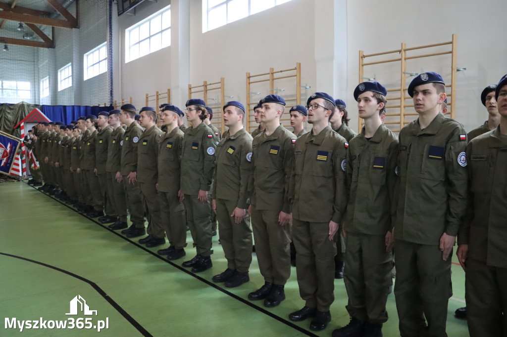 Fotorelacja: Pokaz Musztry Paradnej w wykonaniu uczniów Kwiatkowskiego w Myszkowie