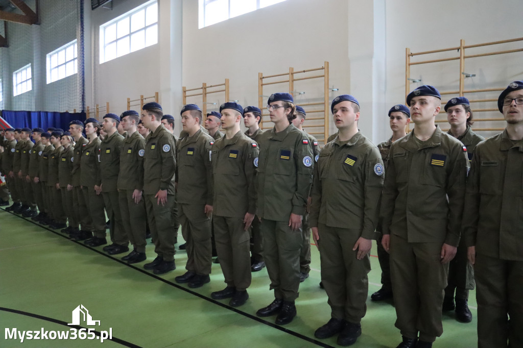 Fotorelacja: Pokaz Musztry Paradnej w wykonaniu uczniów Kwiatkowskiego w Myszkowie