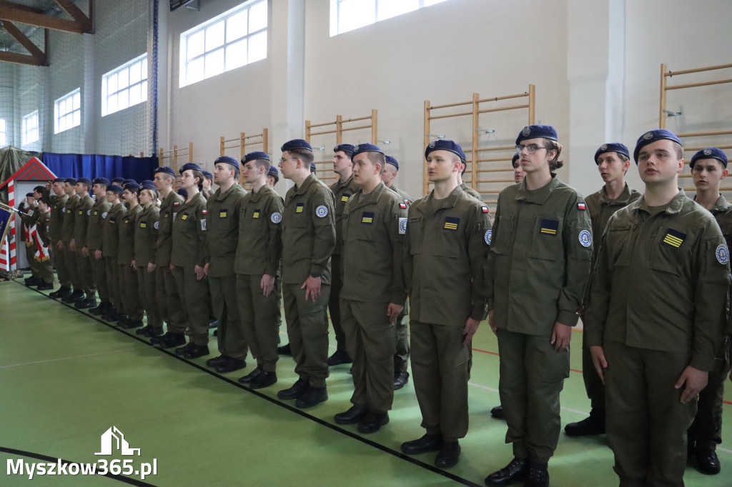 Fotorelacja: Pokaz Musztry Paradnej w wykonaniu uczniów Kwiatkowskiego w Myszkowie