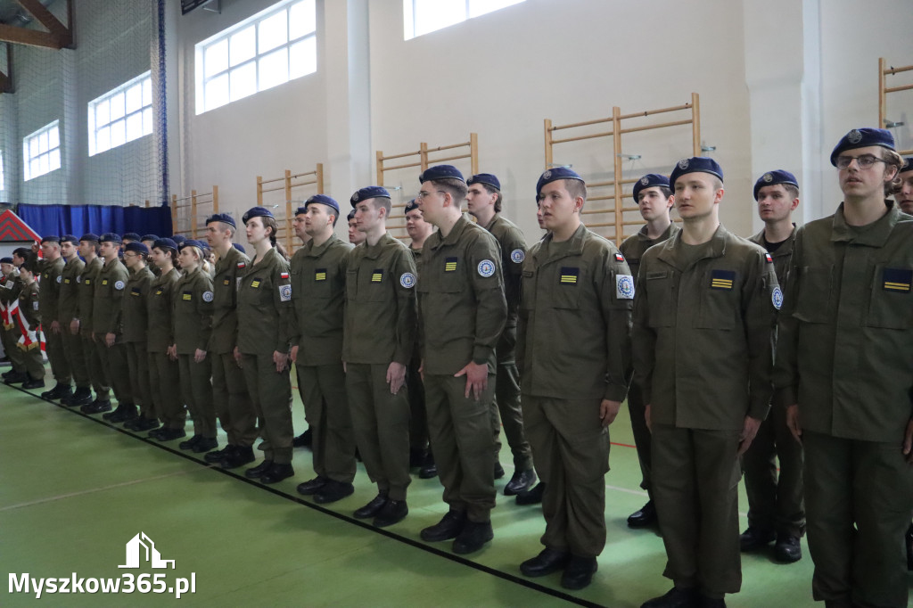 Fotorelacja: Pokaz Musztry Paradnej w wykonaniu uczniów Kwiatkowskiego w Myszkowie
