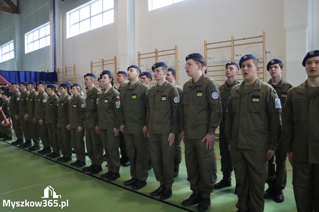 Fotorelacja: Pokaz Musztry Paradnej w wykonaniu uczniów Kwiatkowskiego w Myszkowie