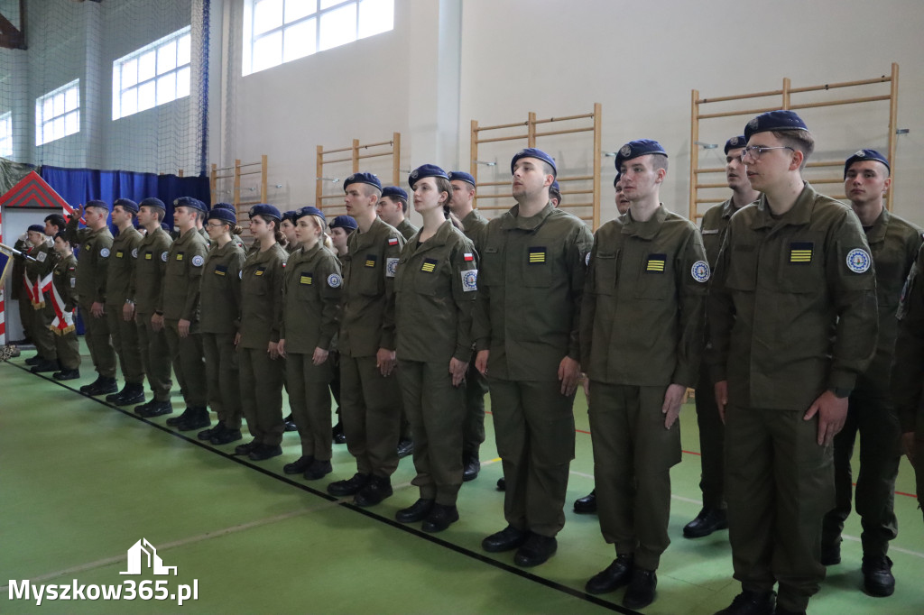 Fotorelacja: Pokaz Musztry Paradnej w wykonaniu uczniów Kwiatkowskiego w Myszkowie