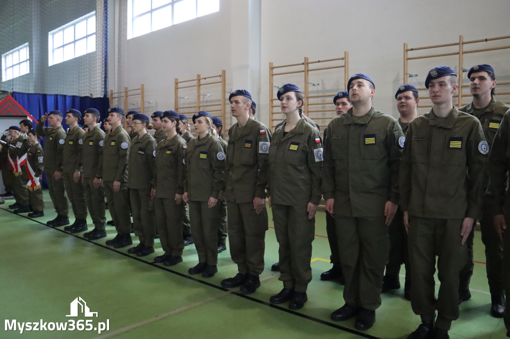 Fotorelacja: Pokaz Musztry Paradnej w wykonaniu uczniów Kwiatkowskiego w Myszkowie