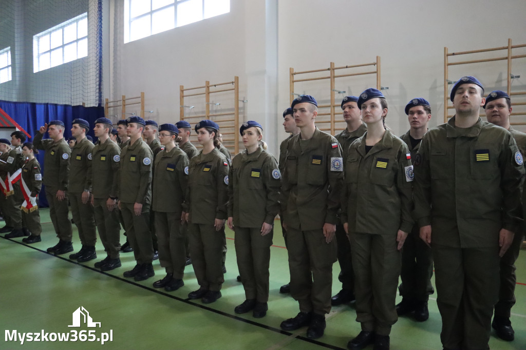 Fotorelacja: Pokaz Musztry Paradnej w wykonaniu uczniów Kwiatkowskiego w Myszkowie