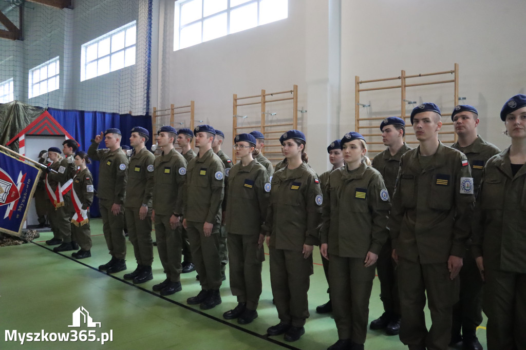 Fotorelacja: Pokaz Musztry Paradnej w wykonaniu uczniów Kwiatkowskiego w Myszkowie