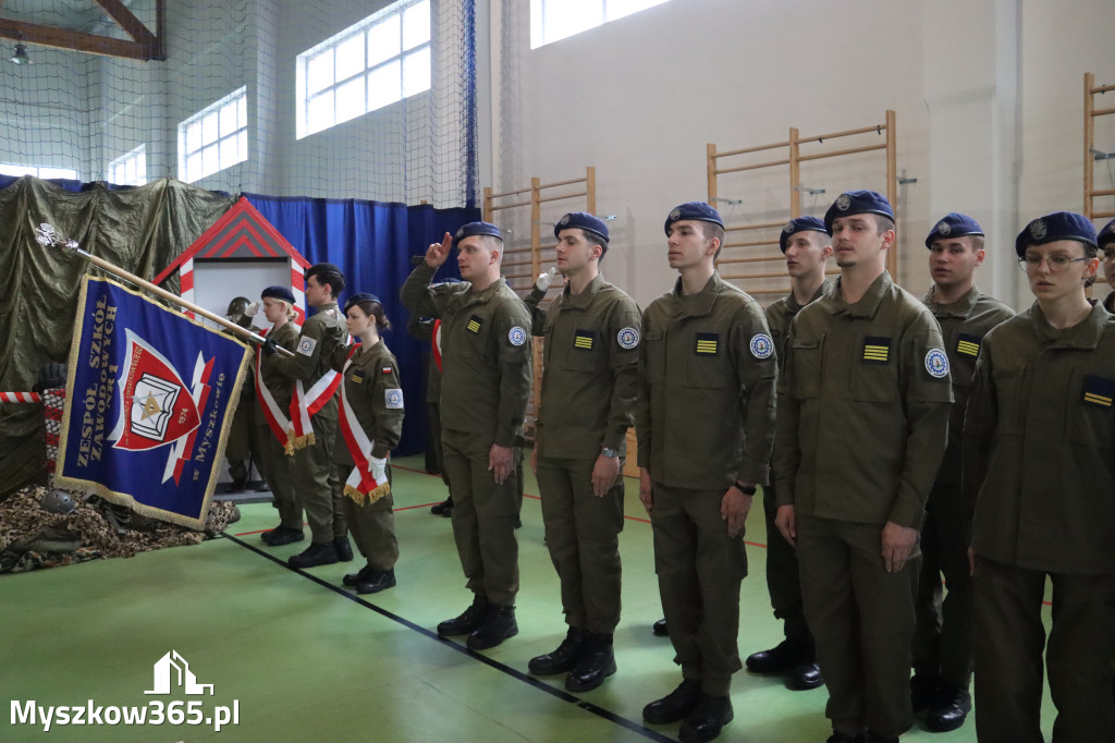 Fotorelacja: Pokaz Musztry Paradnej w wykonaniu uczniów Kwiatkowskiego w Myszkowie