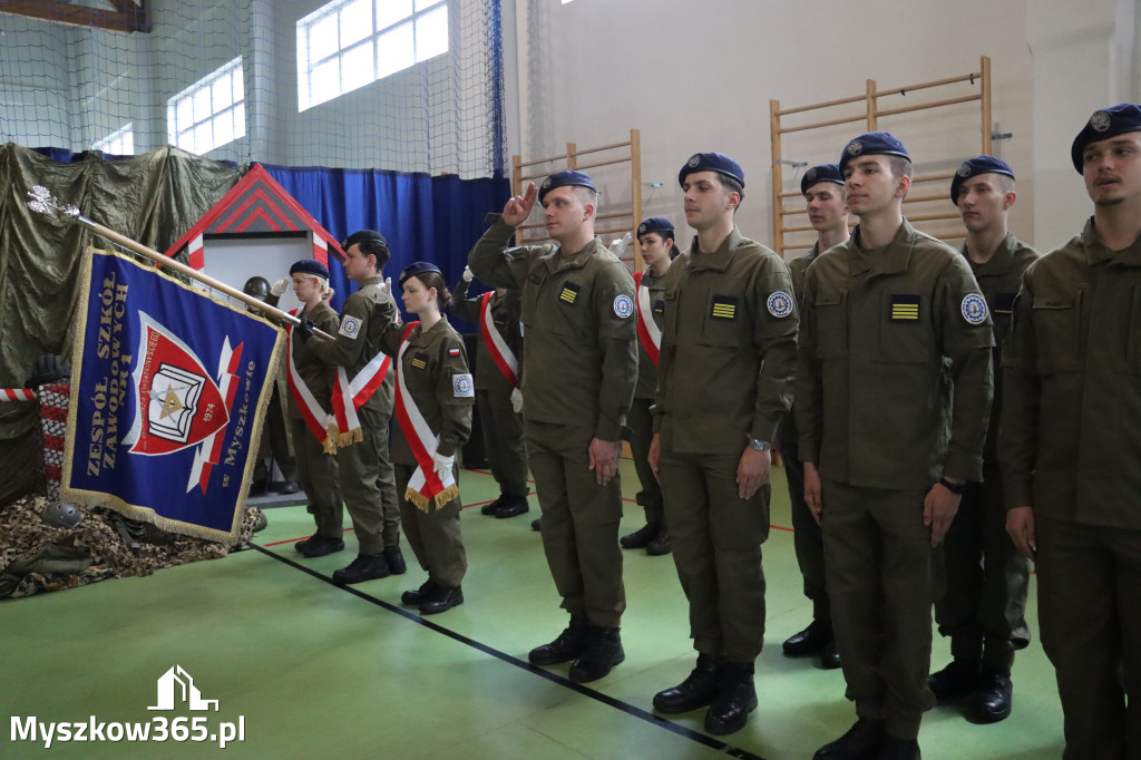 Fotorelacja: Pokaz Musztry Paradnej w wykonaniu uczniów Kwiatkowskiego w Myszkowie