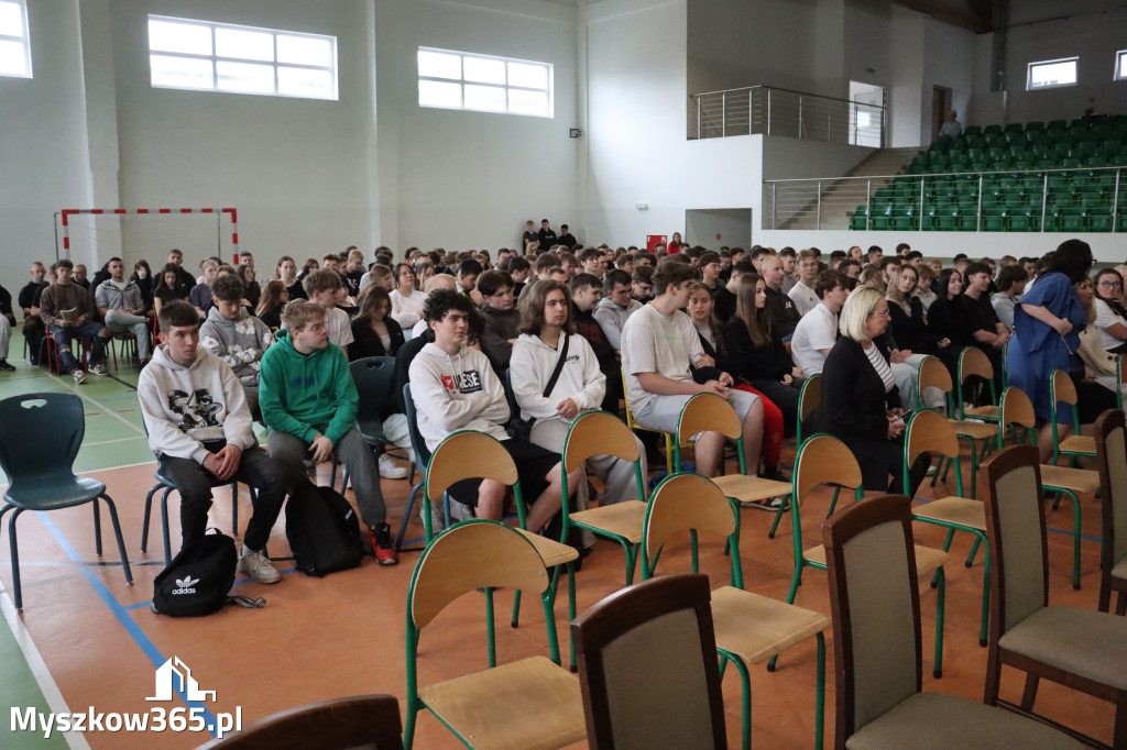 Fotorelacja: Pokaz Musztry Paradnej w wykonaniu uczniów Kwiatkowskiego w Myszkowie