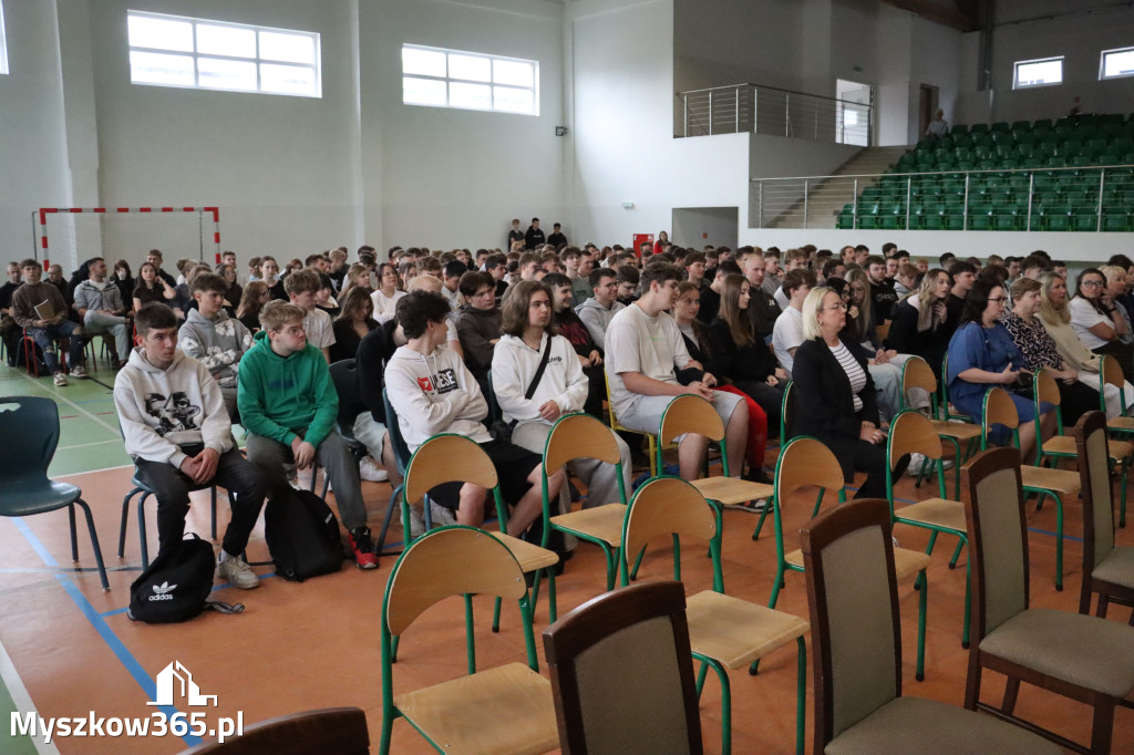 Fotorelacja: Pokaz Musztry Paradnej w wykonaniu uczniów Kwiatkowskiego w Myszkowie
