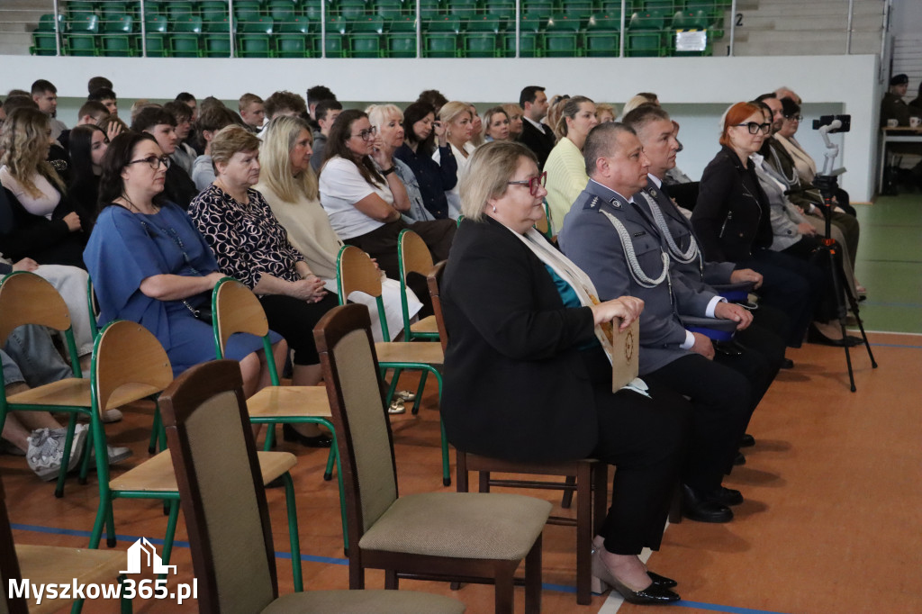 Fotorelacja: Pokaz Musztry Paradnej w wykonaniu uczniów Kwiatkowskiego w Myszkowie