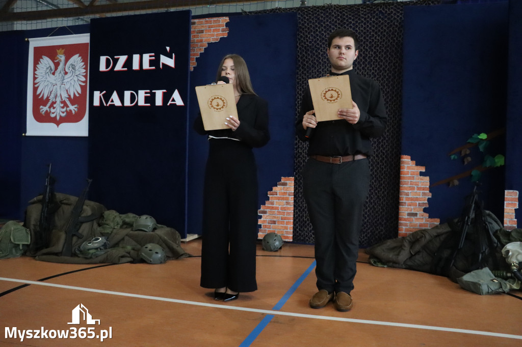 Fotorelacja: Pokaz Musztry Paradnej w wykonaniu uczniów Kwiatkowskiego w Myszkowie