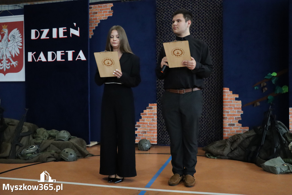Fotorelacja: Pokaz Musztry Paradnej w wykonaniu uczniów Kwiatkowskiego w Myszkowie