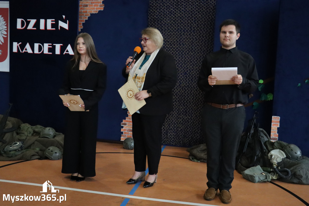 Fotorelacja: Pokaz Musztry Paradnej w wykonaniu uczniów Kwiatkowskiego w Myszkowie