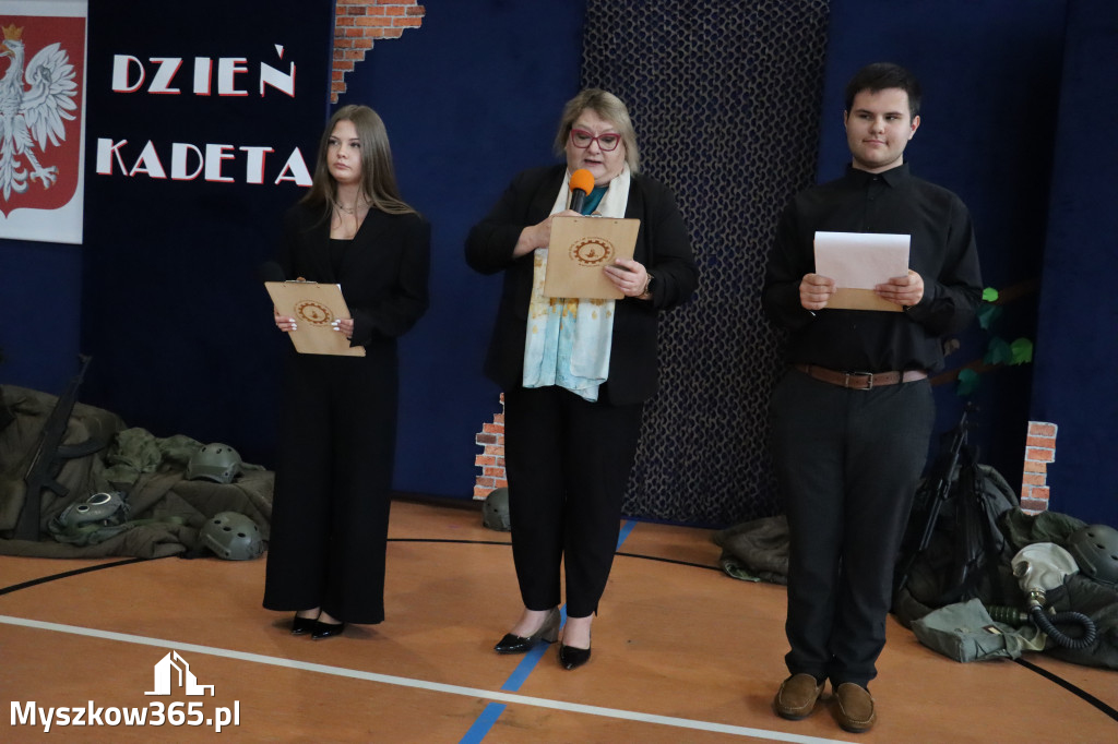 Fotorelacja: Pokaz Musztry Paradnej w wykonaniu uczniów Kwiatkowskiego w Myszkowie