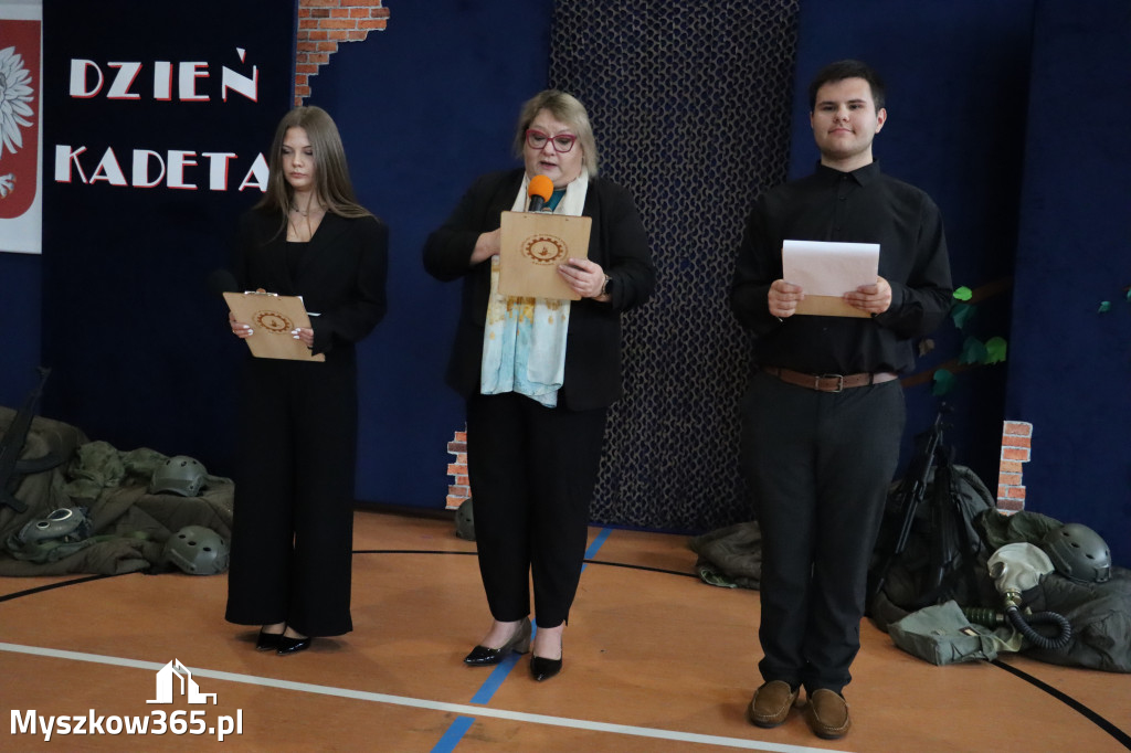 Fotorelacja: Pokaz Musztry Paradnej w wykonaniu uczniów Kwiatkowskiego w Myszkowie