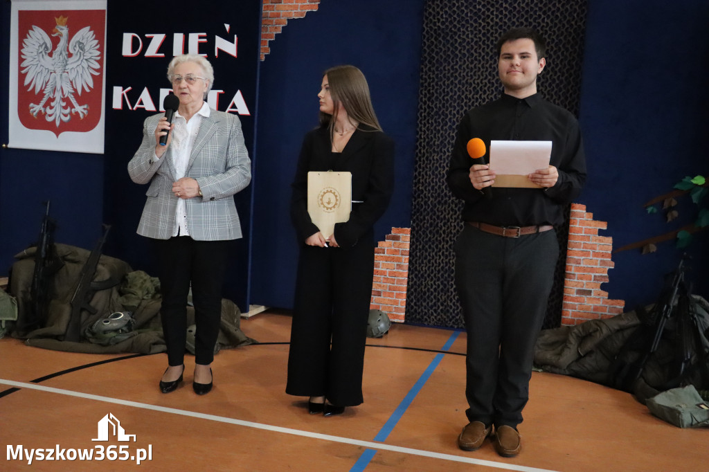 Fotorelacja: Pokaz Musztry Paradnej w wykonaniu uczniów Kwiatkowskiego w Myszkowie