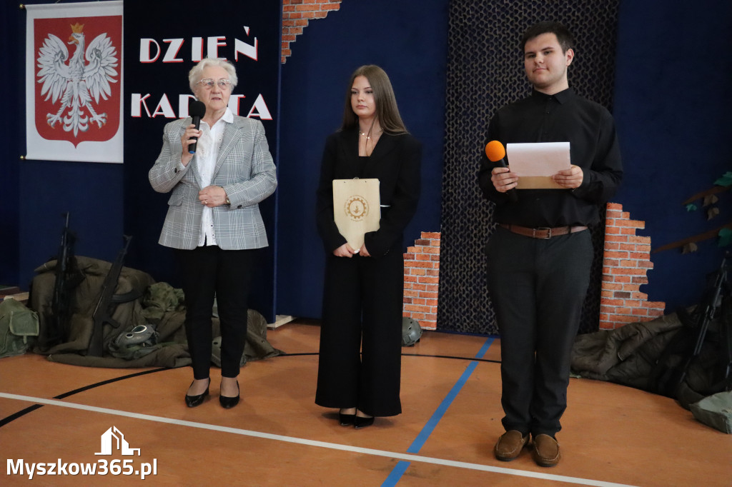Fotorelacja: Pokaz Musztry Paradnej w wykonaniu uczniów Kwiatkowskiego w Myszkowie