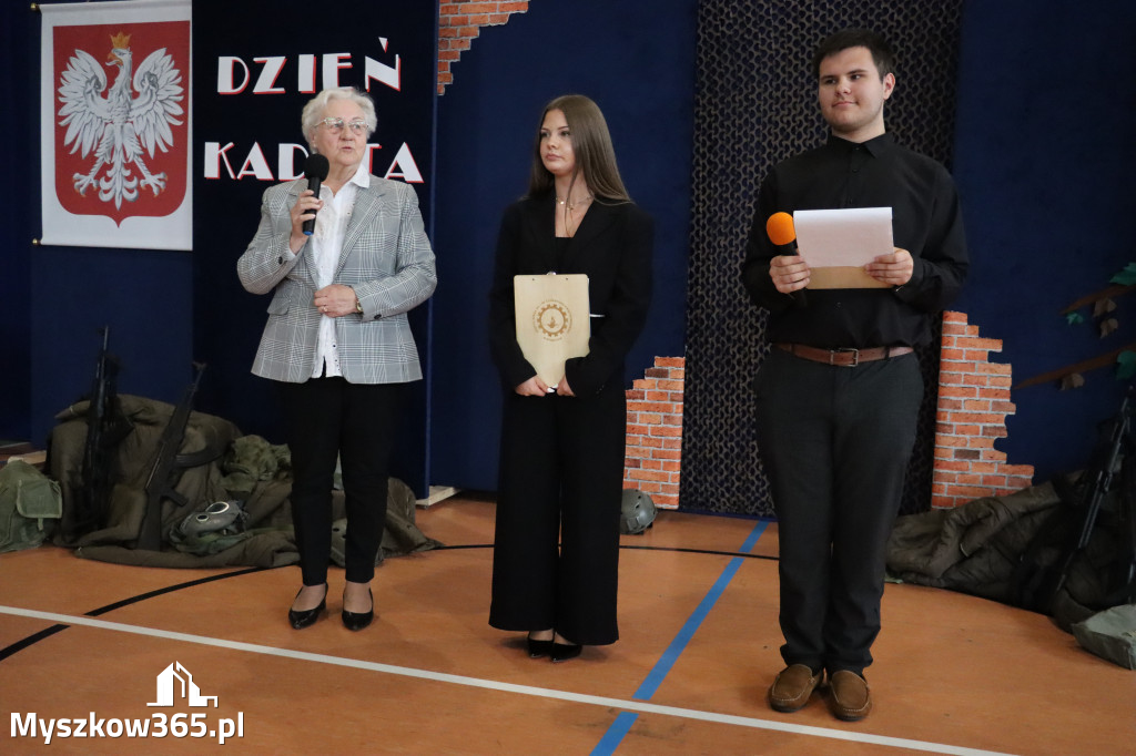 Fotorelacja: Pokaz Musztry Paradnej w wykonaniu uczniów Kwiatkowskiego w Myszkowie