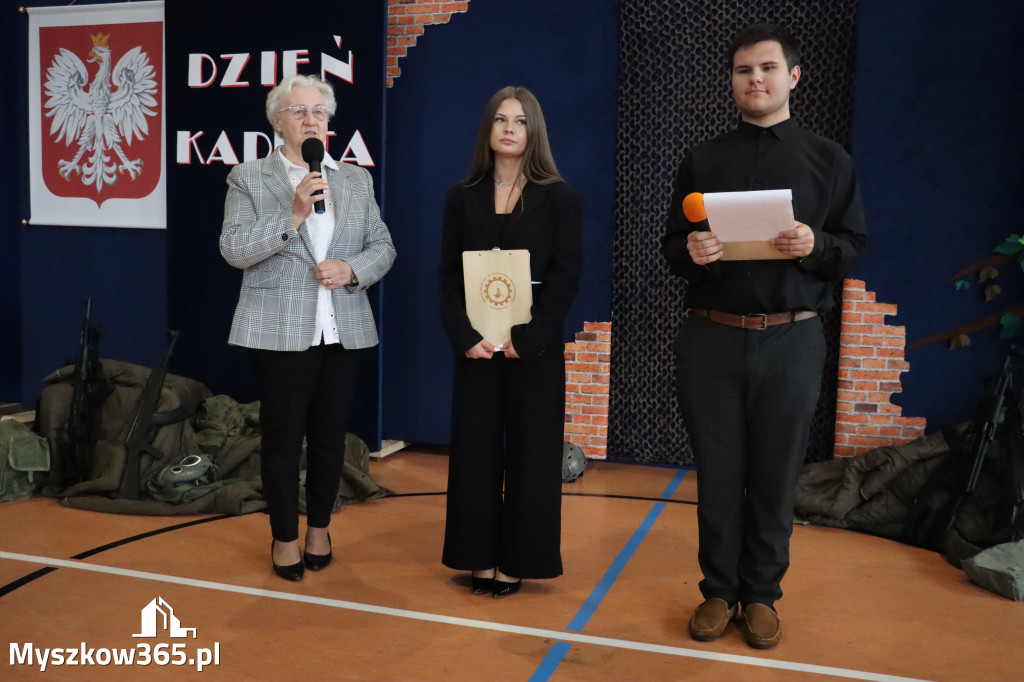Fotorelacja: Pokaz Musztry Paradnej w wykonaniu uczniów Kwiatkowskiego w Myszkowie