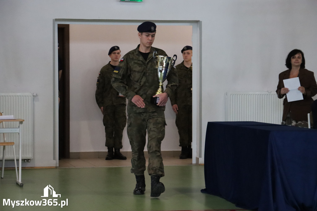 Fotorelacja: Pokaz Musztry Paradnej w wykonaniu uczniów Kwiatkowskiego w Myszkowie