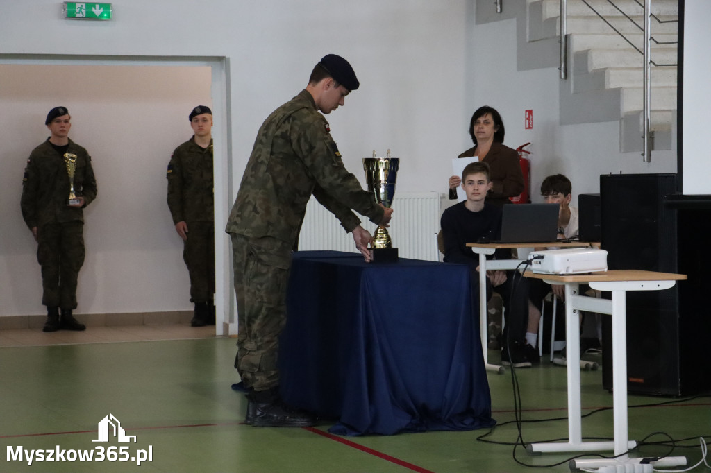 Fotorelacja: Pokaz Musztry Paradnej w wykonaniu uczniów Kwiatkowskiego w Myszkowie
