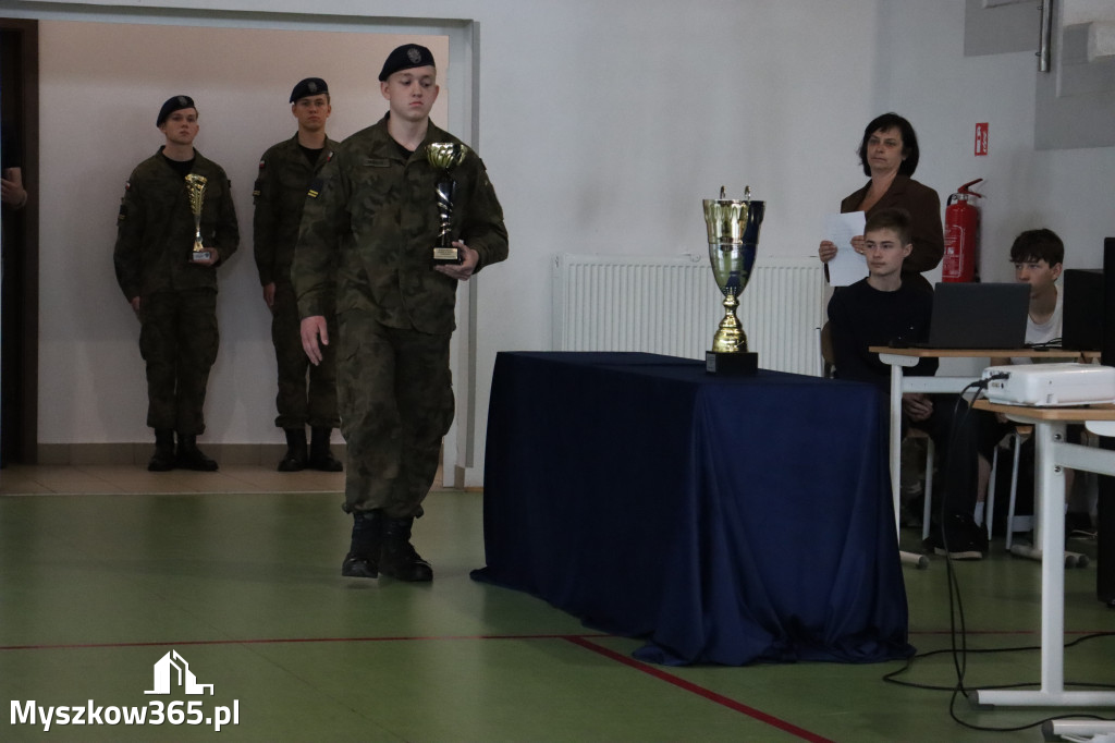 Fotorelacja: Pokaz Musztry Paradnej w wykonaniu uczniów Kwiatkowskiego w Myszkowie