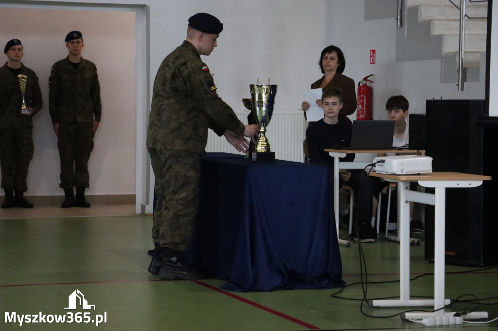 Fotorelacja: Pokaz Musztry Paradnej w wykonaniu uczniów Kwiatkowskiego w Myszkowie
