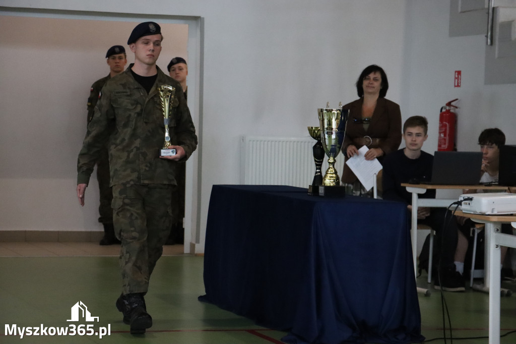 Fotorelacja: Pokaz Musztry Paradnej w wykonaniu uczniów Kwiatkowskiego w Myszkowie
