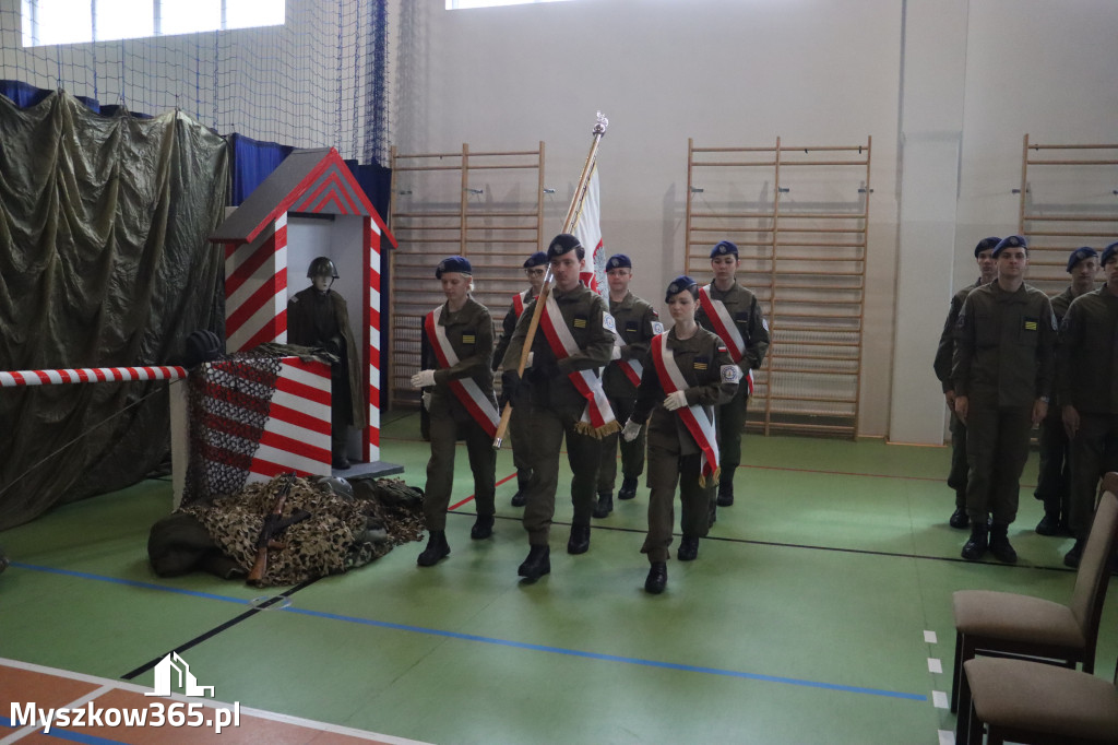 Fotorelacja: Pokaz Musztry Paradnej w wykonaniu uczniów Kwiatkowskiego w Myszkowie
