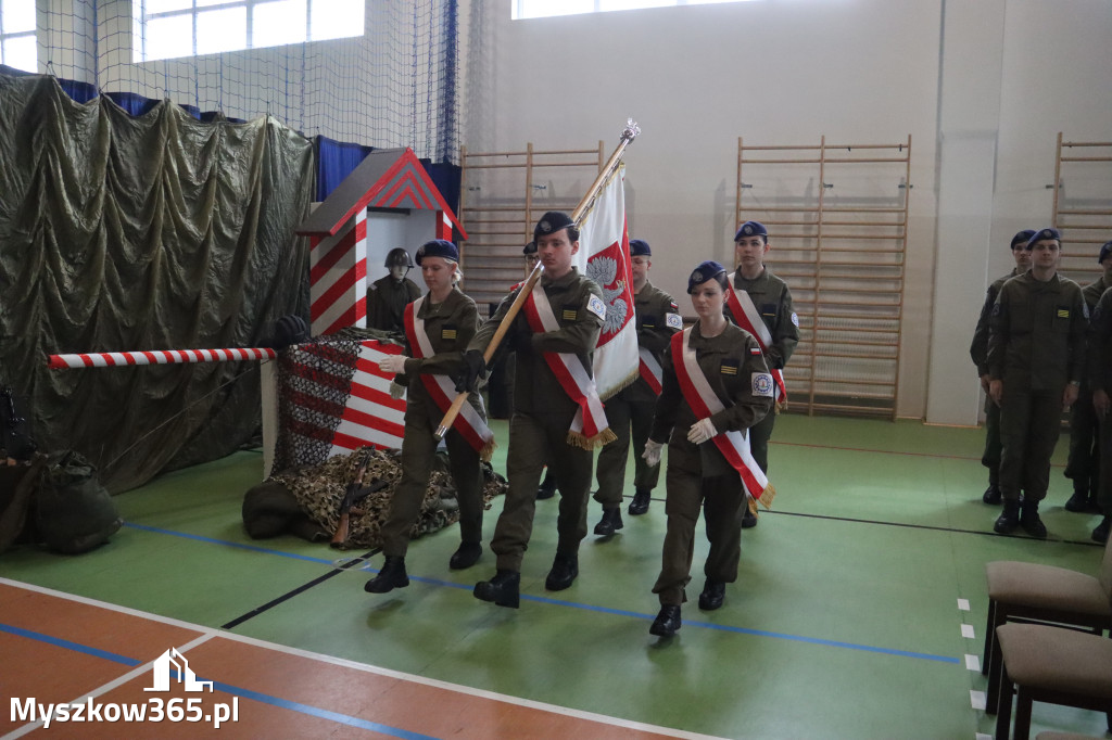 Fotorelacja: Pokaz Musztry Paradnej w wykonaniu uczniów Kwiatkowskiego w Myszkowie