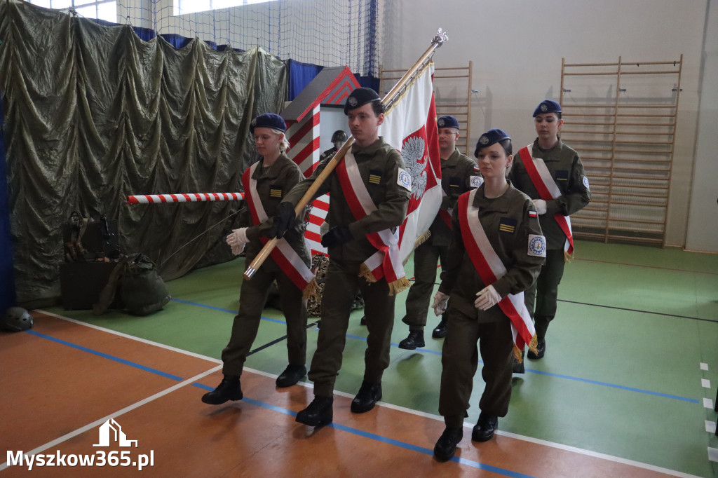 Fotorelacja: Pokaz Musztry Paradnej w wykonaniu uczniów Kwiatkowskiego w Myszkowie