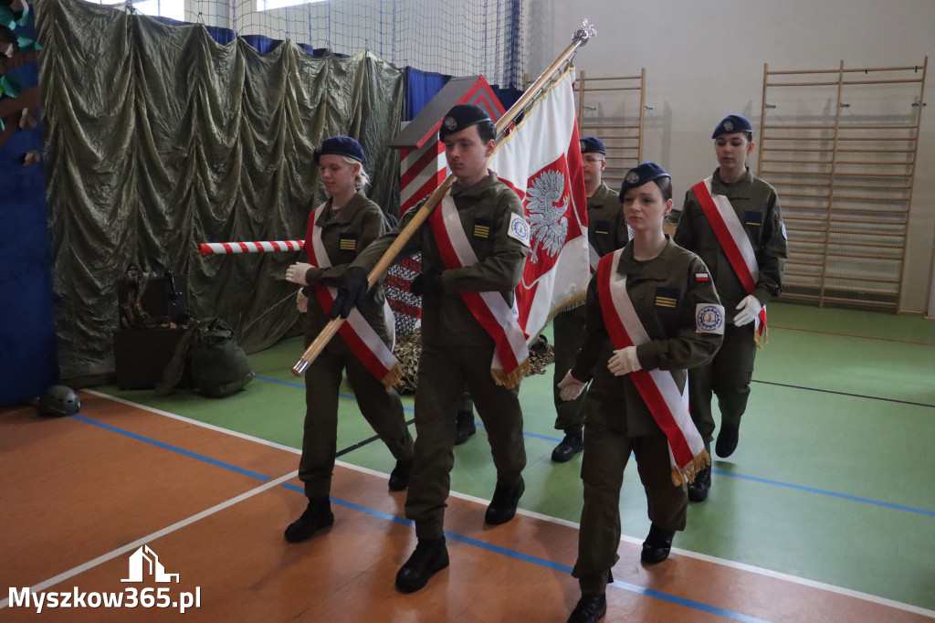 Fotorelacja: Pokaz Musztry Paradnej w wykonaniu uczniów Kwiatkowskiego w Myszkowie