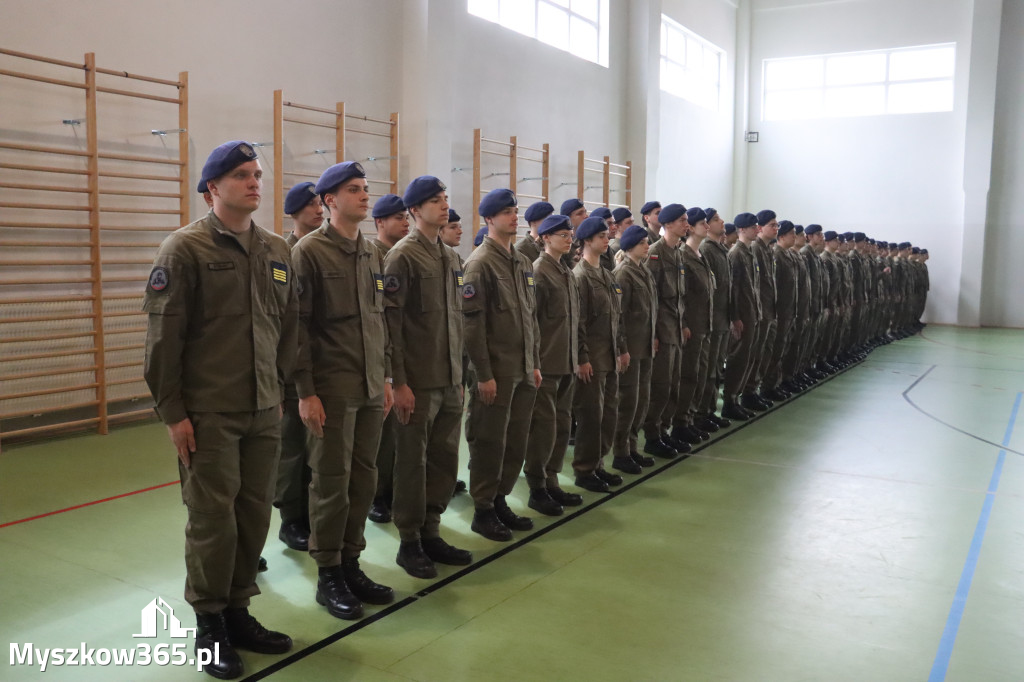Fotorelacja: Pokaz Musztry Paradnej w wykonaniu uczniów Kwiatkowskiego w Myszkowie