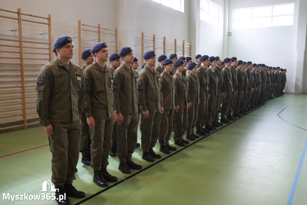 Fotorelacja: Pokaz Musztry Paradnej w wykonaniu uczniów Kwiatkowskiego w Myszkowie