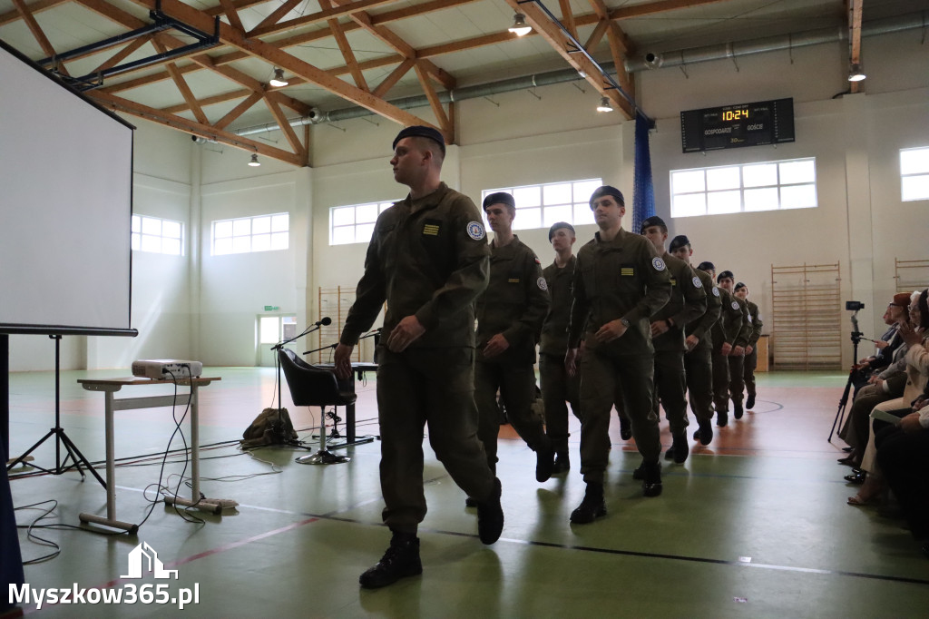 Fotorelacja: Pokaz Musztry Paradnej w wykonaniu uczniów Kwiatkowskiego w Myszkowie