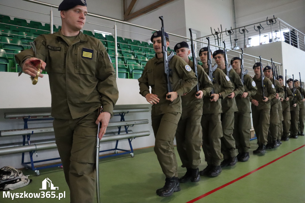 Fotorelacja: Pokaz Musztry Paradnej w wykonaniu uczniów Kwiatkowskiego w Myszkowie