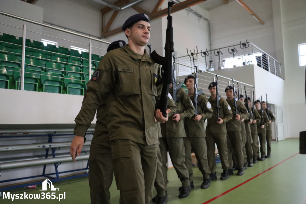 Fotorelacja: Pokaz Musztry Paradnej w wykonaniu uczniów Kwiatkowskiego w Myszkowie