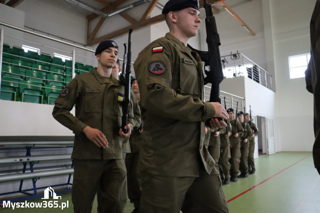 Fotorelacja: Pokaz Musztry Paradnej w wykonaniu uczniów Kwiatkowskiego w Myszkowie