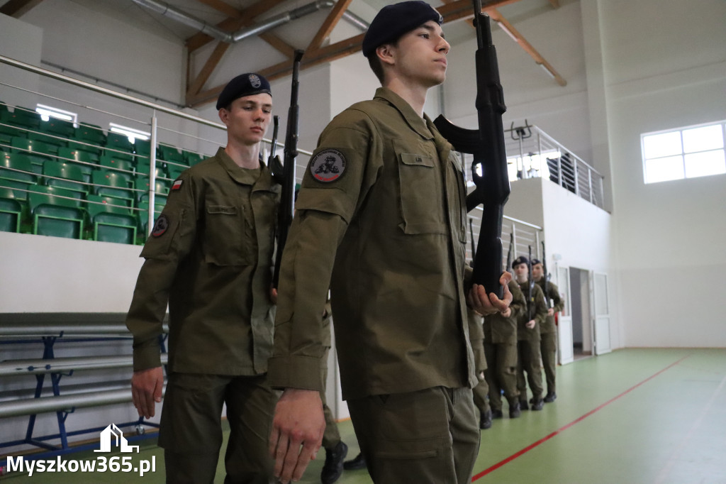 Fotorelacja: Pokaz Musztry Paradnej w wykonaniu uczniów Kwiatkowskiego w Myszkowie