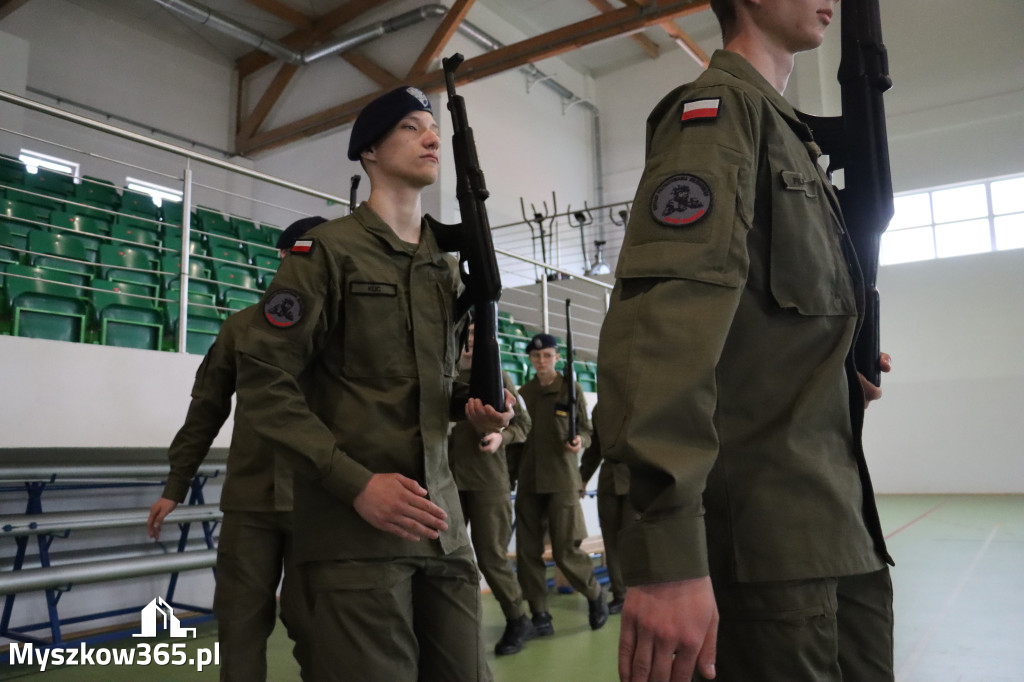 Fotorelacja: Pokaz Musztry Paradnej w wykonaniu uczniów Kwiatkowskiego w Myszkowie
