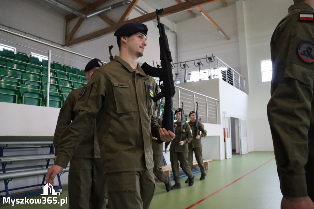 Fotorelacja: Pokaz Musztry Paradnej w wykonaniu uczniów Kwiatkowskiego w Myszkowie
