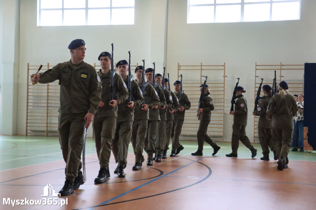 Fotorelacja: Pokaz Musztry Paradnej w wykonaniu uczniów Kwiatkowskiego w Myszkowie